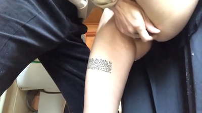 Squirt na školním záchodě, pořádný pěnivý orgasmus - můj učitel se snažil.